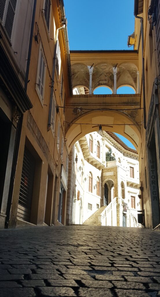 Palazzo_dei_Priori_(da_c.so_Cefalonia_e_sotto_il_passetto_della_Biblioteca)_-_Fermo_(Marche),_Italy